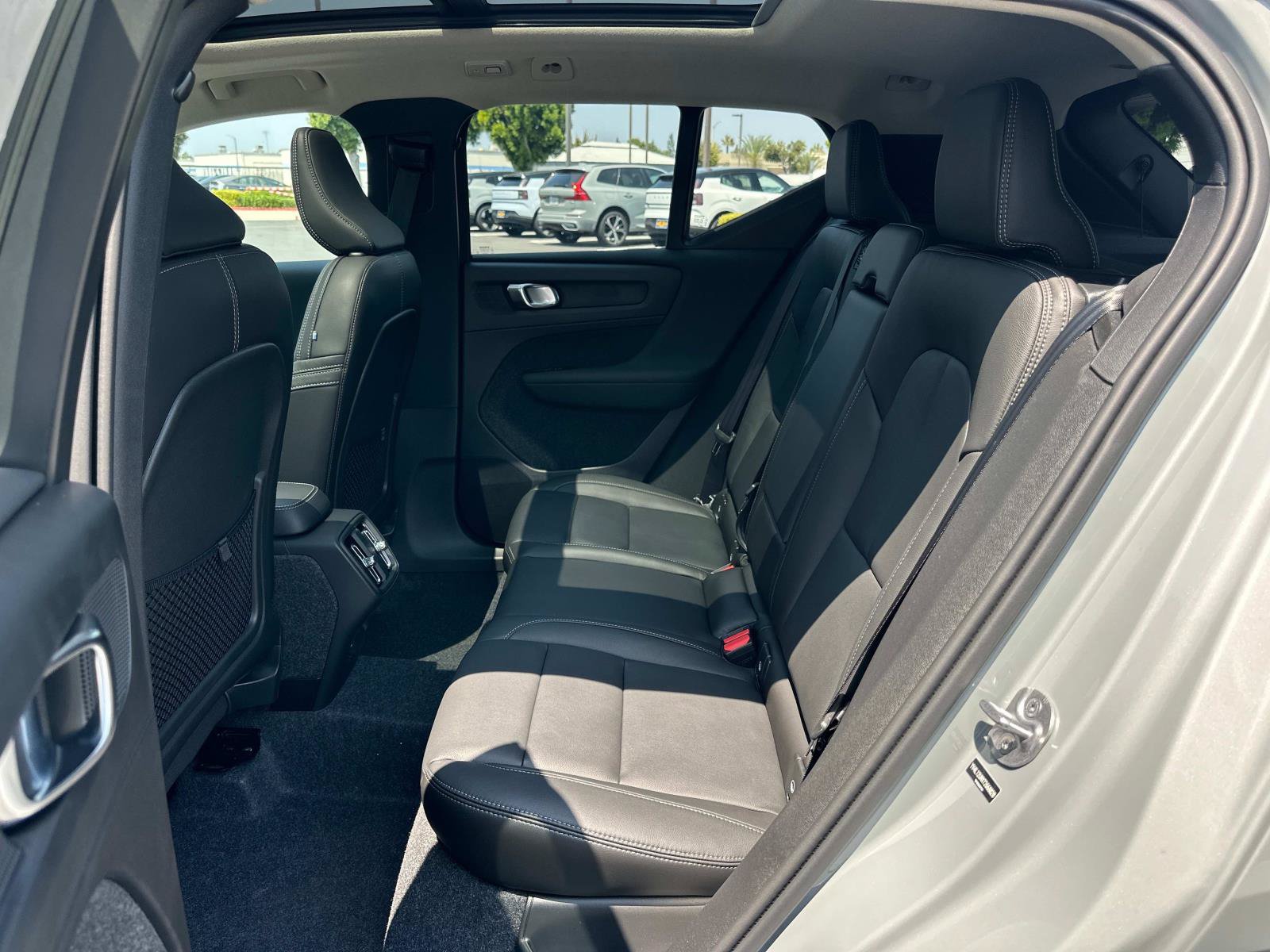 New 2026 Volvo XC40 B5 Ultra w/ Climate Package AWD/4WD image 17