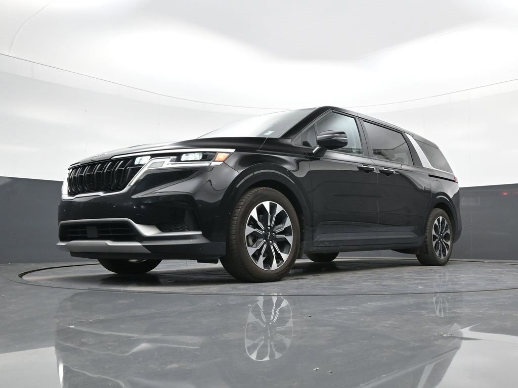 Used 2022 Kia Carnival EX image 18