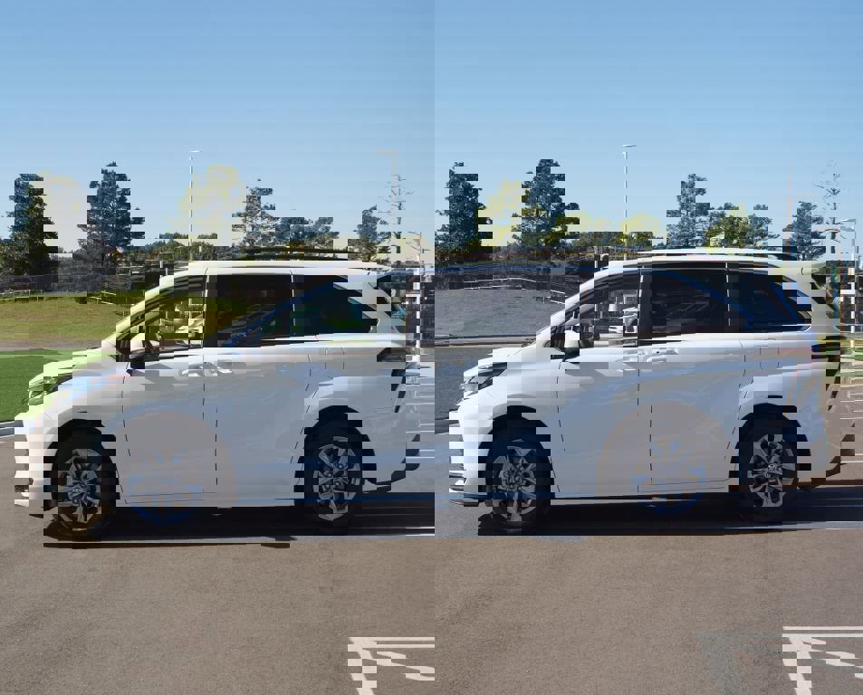 Used 2025 Toyota Sienna LE image 12