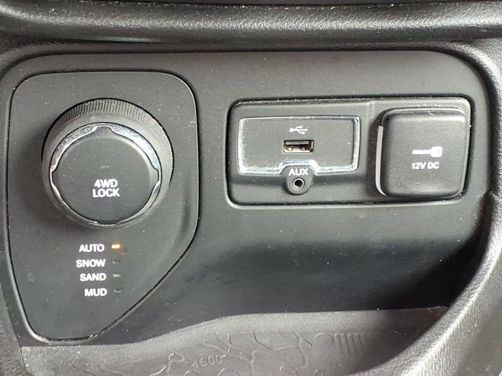 Used 2017 Jeep Renegade Latitude w/ Cold Weather Group AWD/4WD image 19