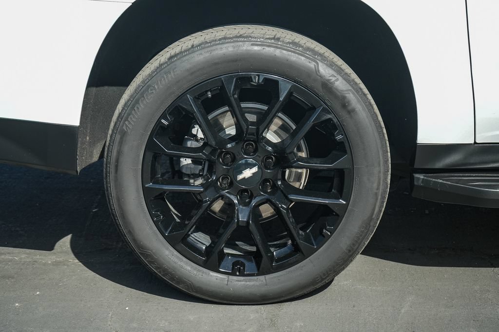 Used 2023 Chevrolet Suburban LT w/ Luxury Package RWD image 12