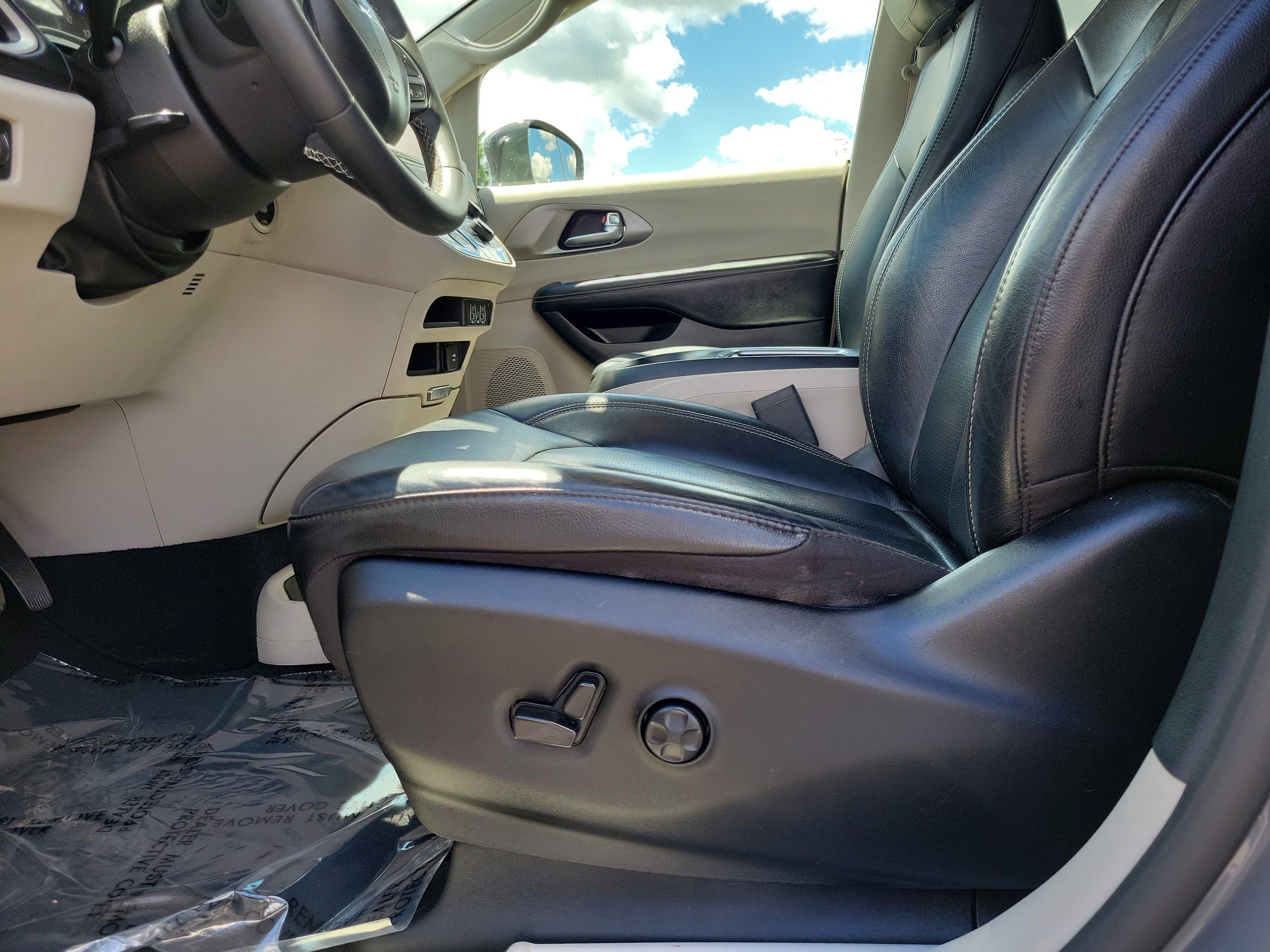 Used 2022 Chrysler Pacifica Touring-L FWD image 16