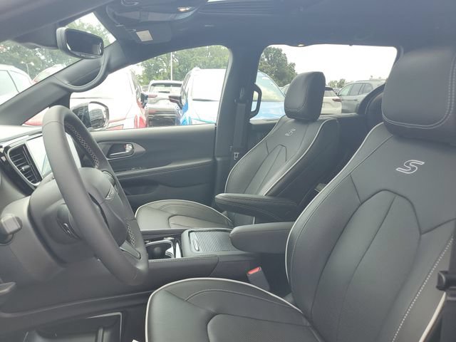 New 2027 Chrysler Pacifica Limited w/ Family Tech Group AWD/4WD image 18