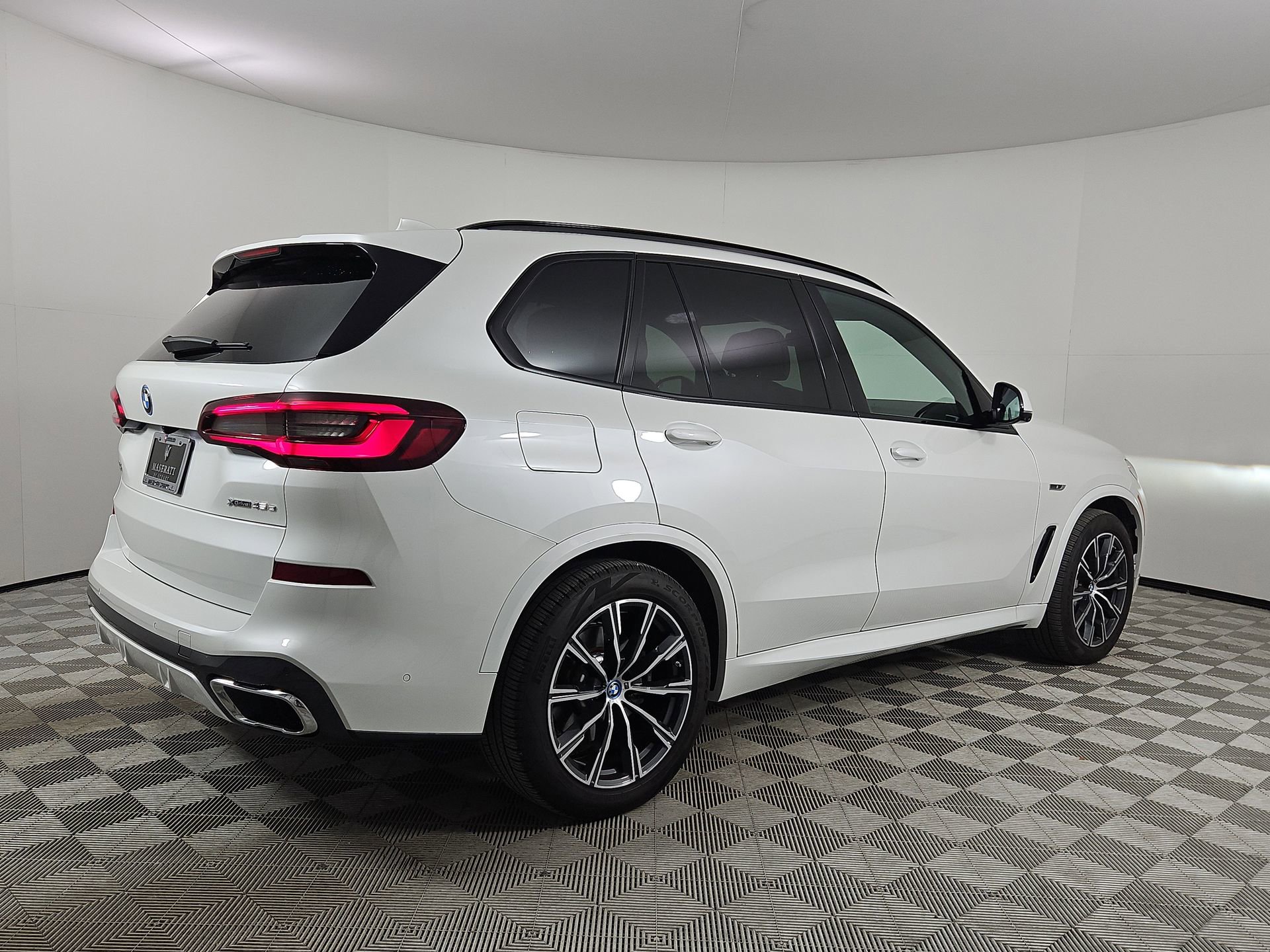 Used 2022 BMW X5 xDrive45e w/ M Sport Package AWD/4WD image 7