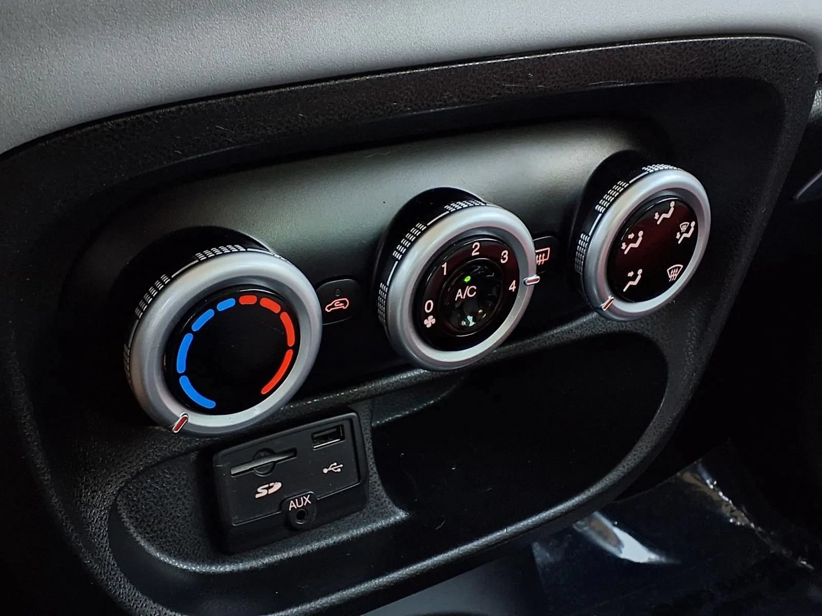 Used 2014 FIAT 500L Easy FWD image 8