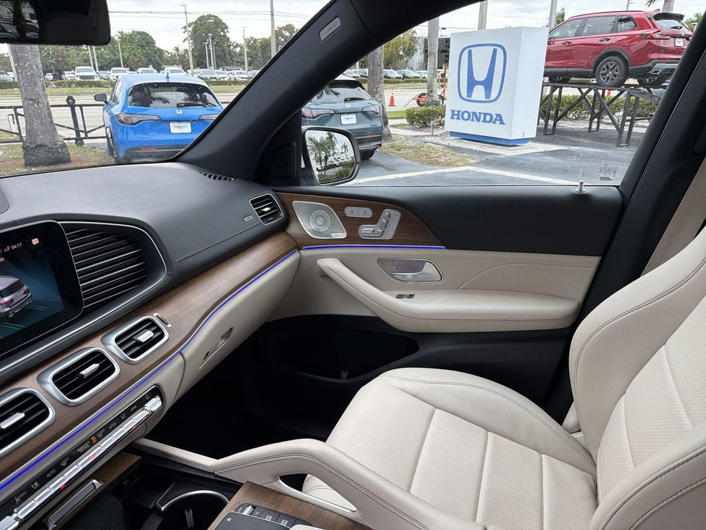 Used 2023 Mercedes-Benz GLS 450 4MATIC w/ AMG Line Exterior image 17