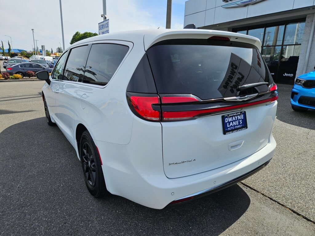 Used 2024 Chrysler Pacifica Touring-L FWD image 3