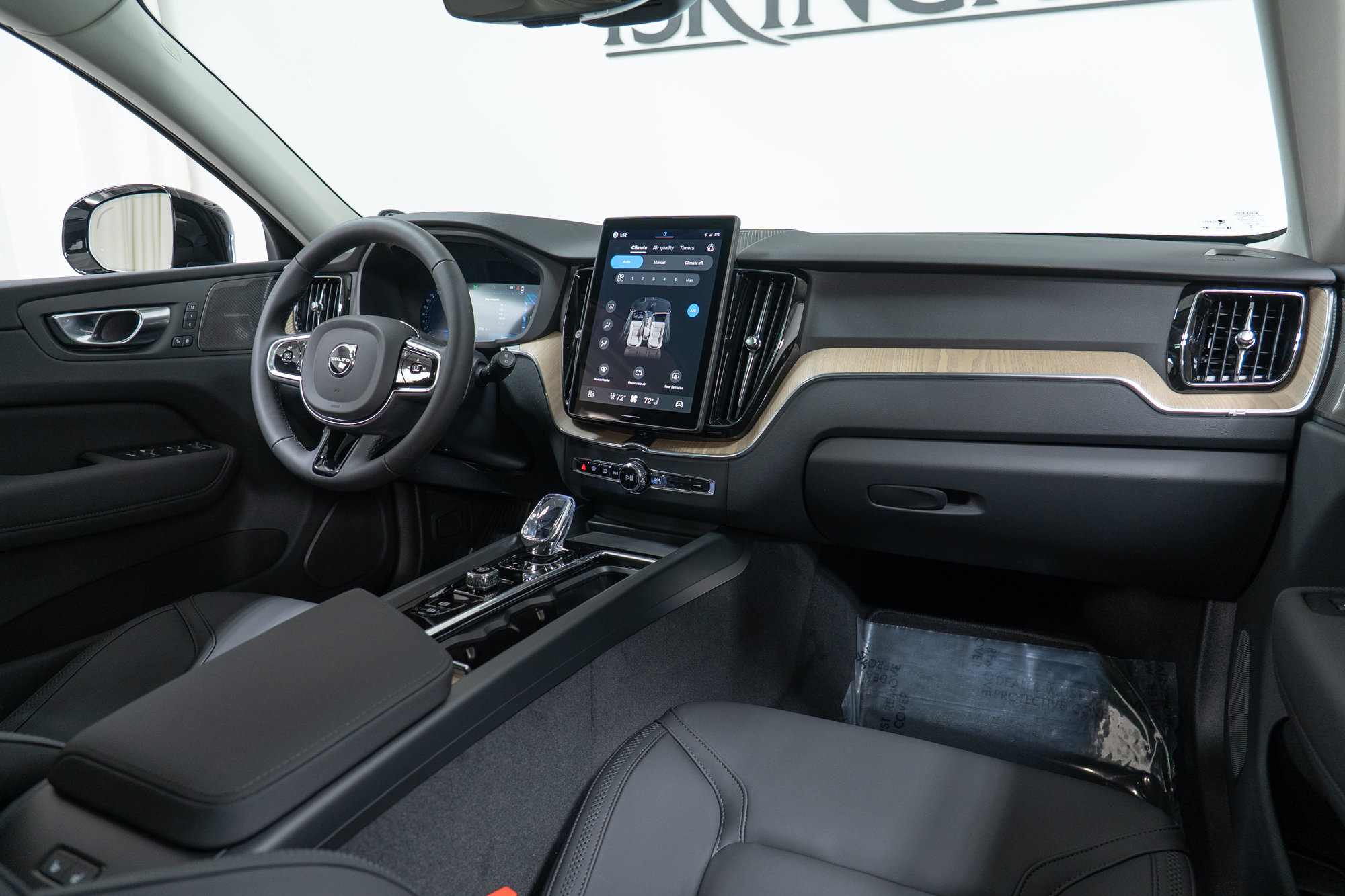 New 2027 Volvo XC60 B5 Plus AWD/4WD image 14
