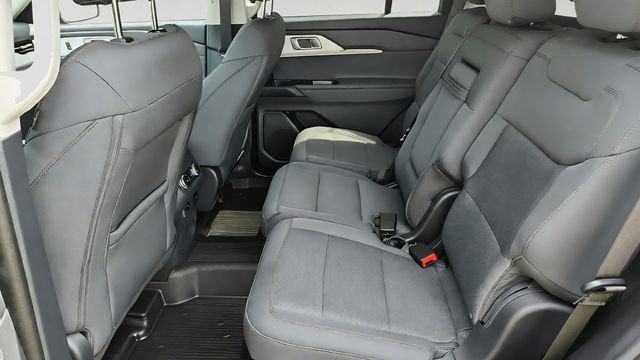 Used 2025 Ford Explorer Active AWD/4WD image 23