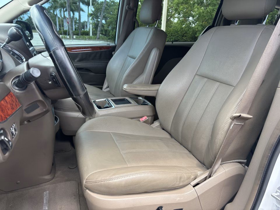 Used 2016 Chrysler Town & Country Touring FWD image 11