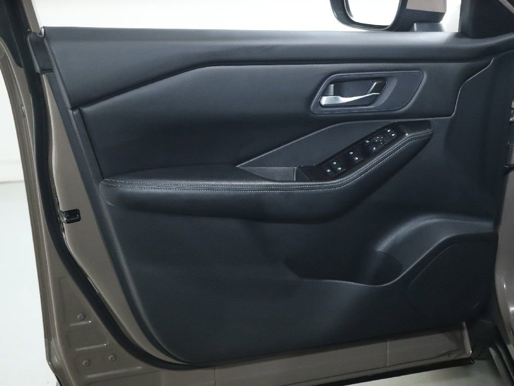 Used 2025 Nissan Rogue SV AWD/4WD image 15