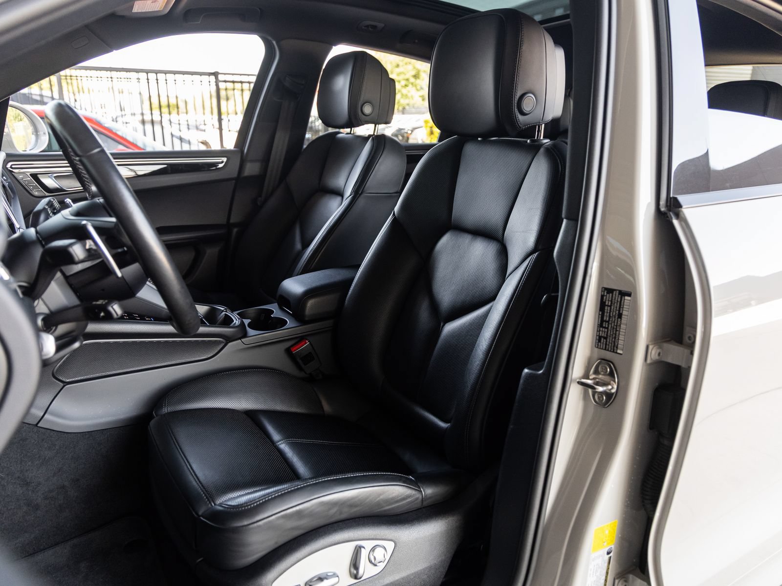 Certified 2024 Porsche Macan S AWD/4WD image 5