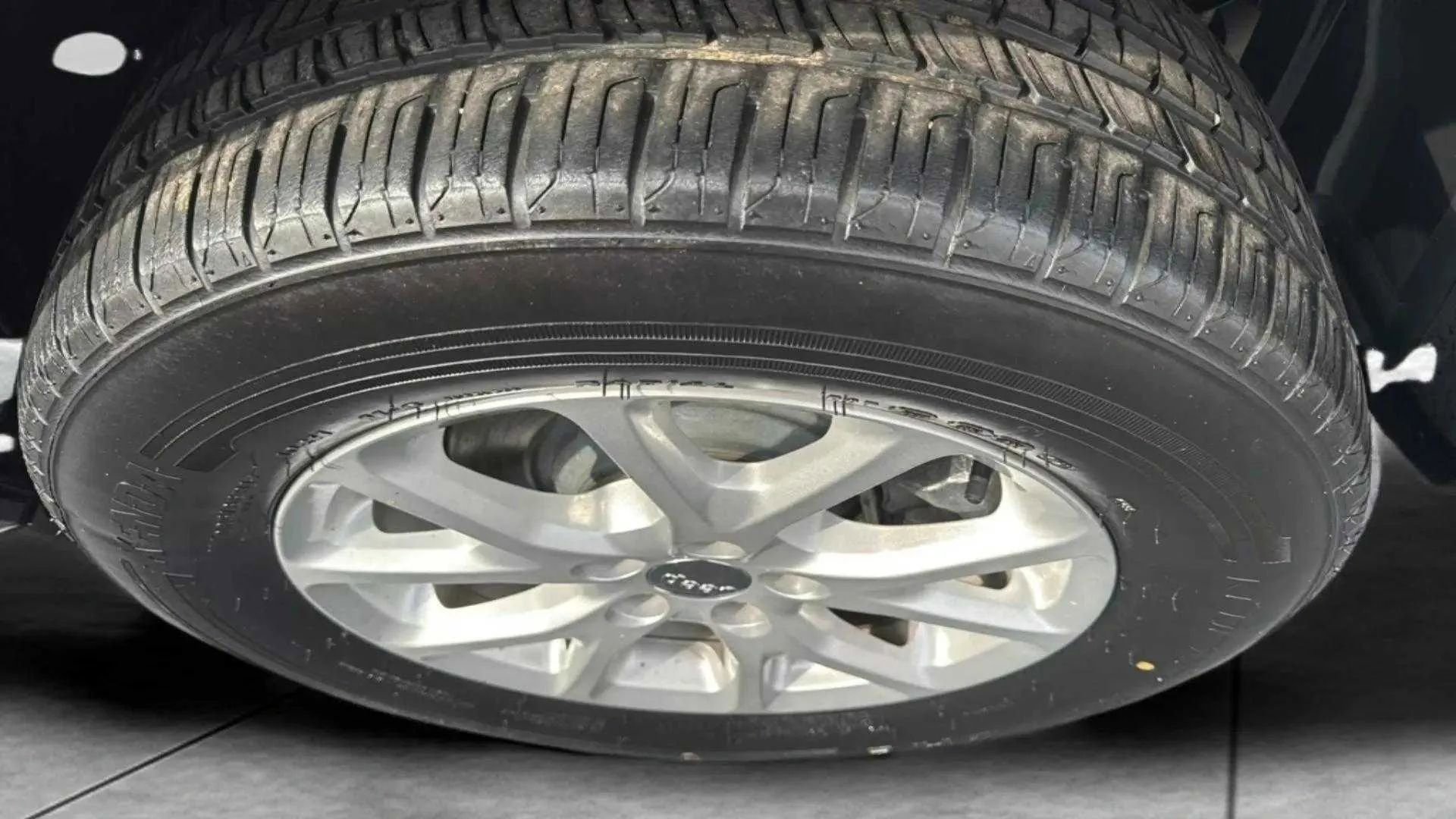 Used 2017 Jeep Cherokee Latitude w/ Comfort/Convenience Group image 30