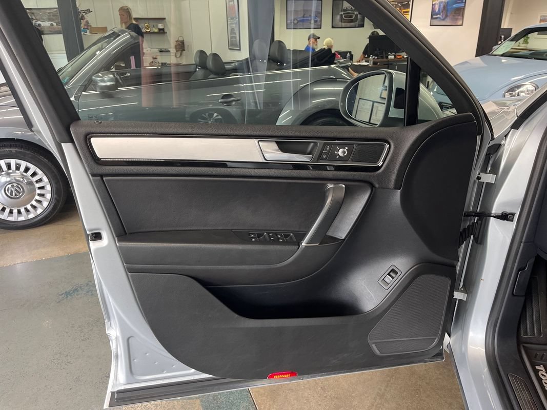 Used 2017 Volkswagen Touareg Wolfsburg Edition AWD/4WD image 34