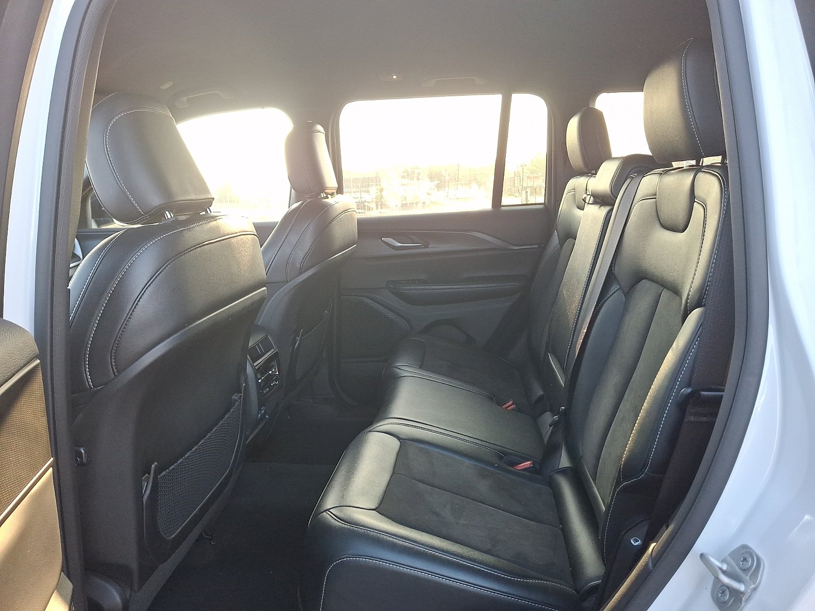 Used 2023 Jeep Grand Cherokee Altitude AWD/4WD image 10