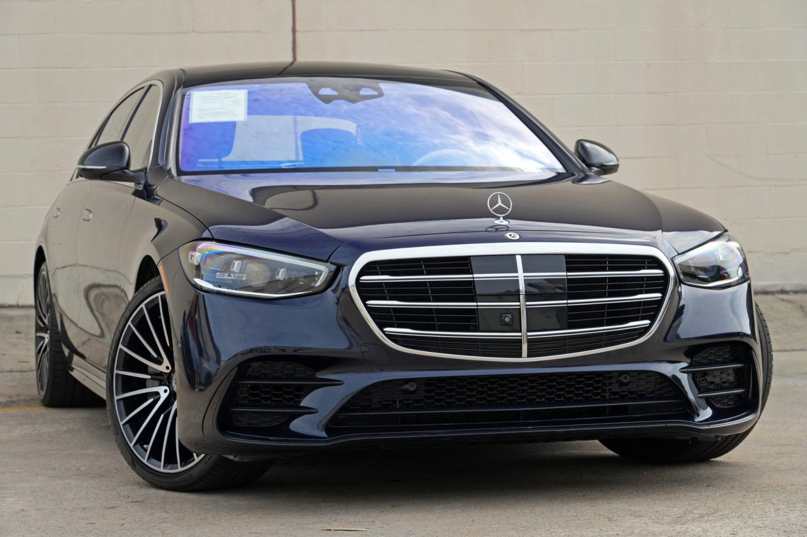 Used 2022 Mercedes-Benz S 580 4MATIC Sedan w/ AMG Line Package image 4