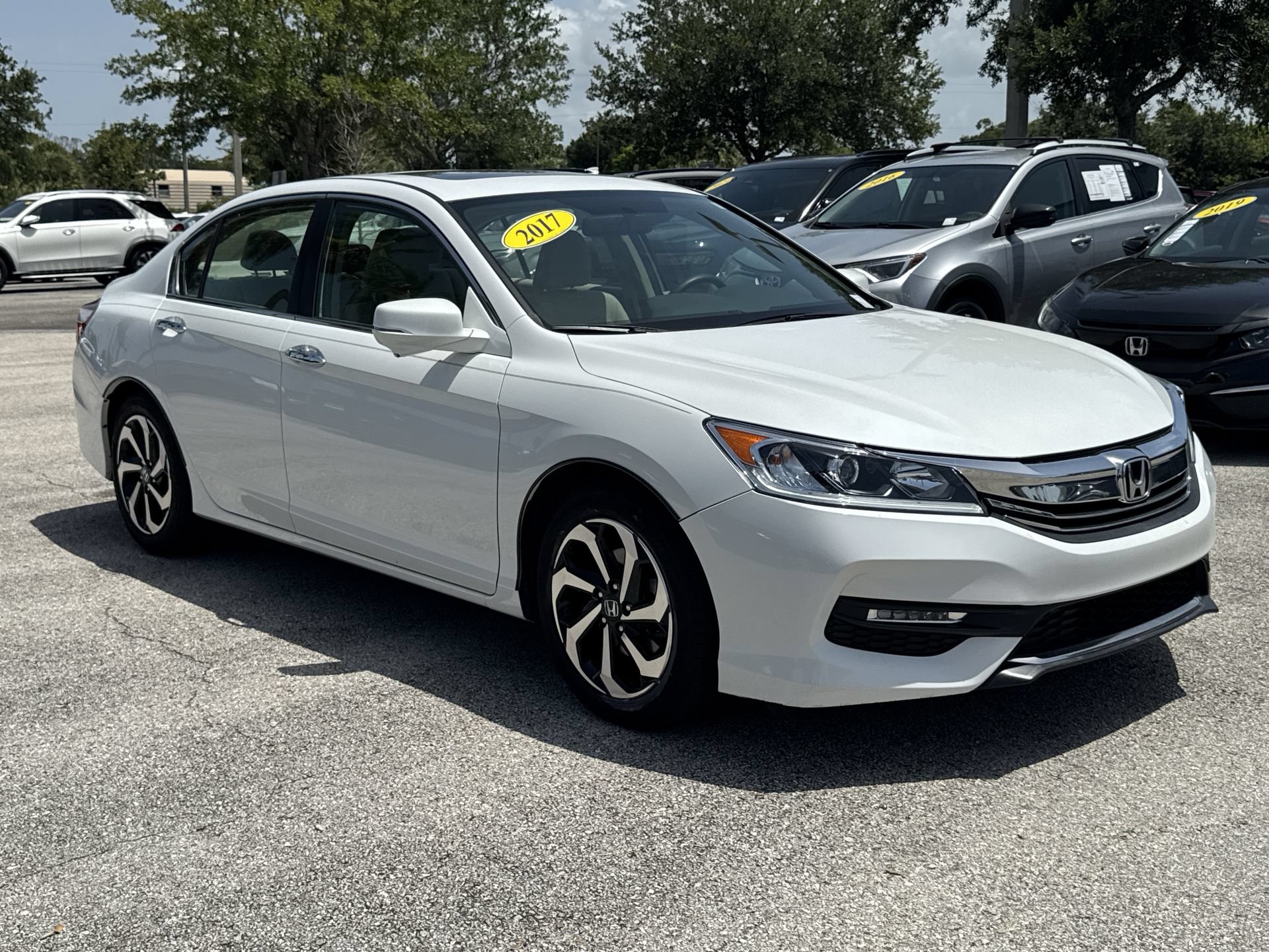 Used 2017 Honda Accord EX image 2
