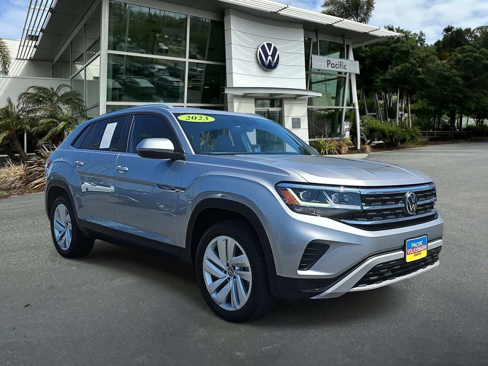 Used 2023 Volkswagen Atlas Cross Sport SE w/ Panoramic Sunroof Package FWD image 3