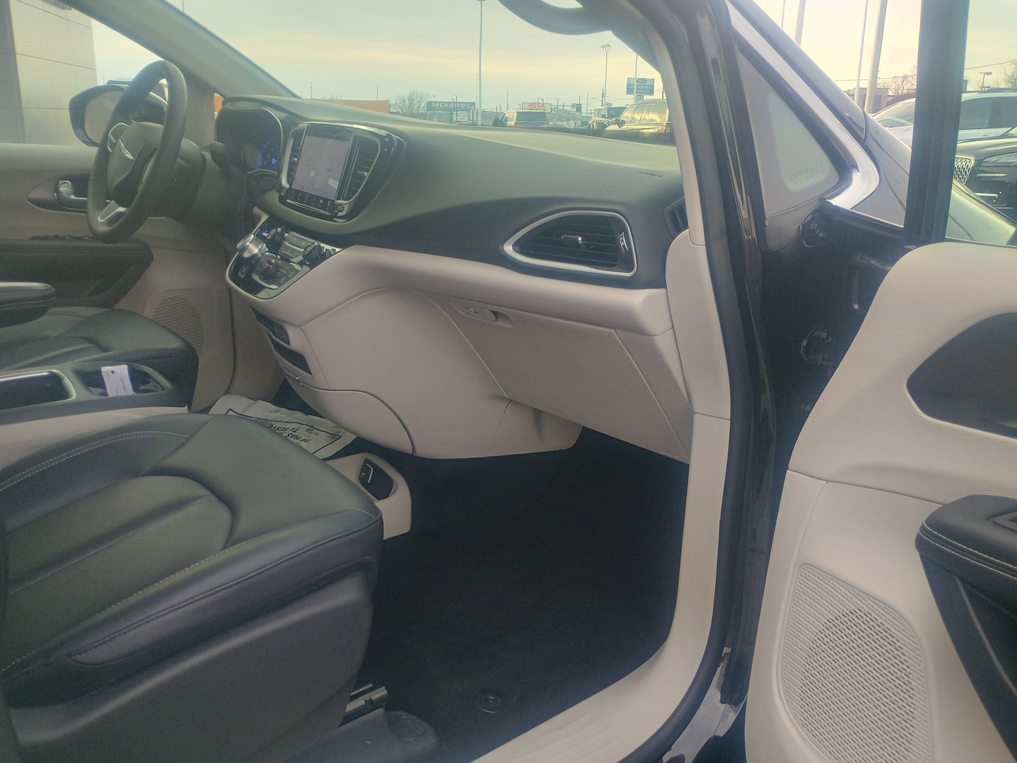 Used 2024 Chrysler Pacifica Touring-L image 20