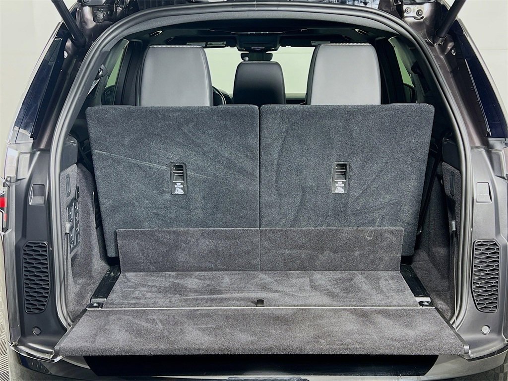 Used 2025 Land Rover Discovery Metropolitan Edition image 28