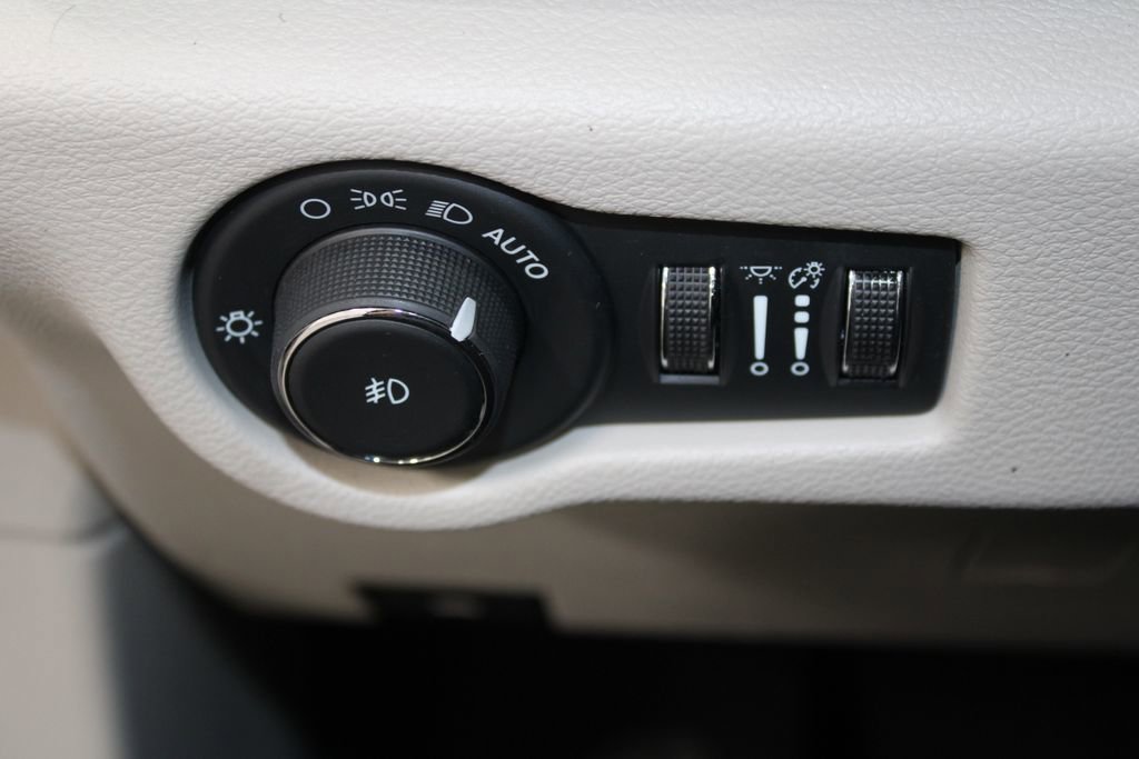 Used 2024 Chrysler Pacifica Touring-L image 40