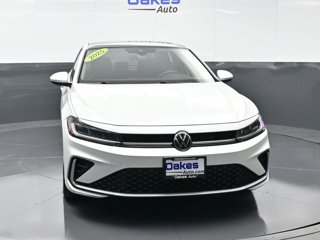 Used 2025 Volkswagen Jetta SEL image 3