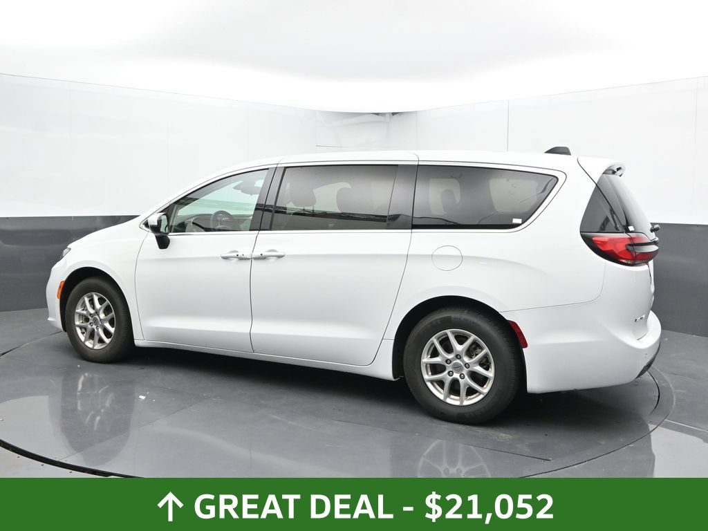 Used 2023 Chrysler Pacifica Touring-L FWD image 11
