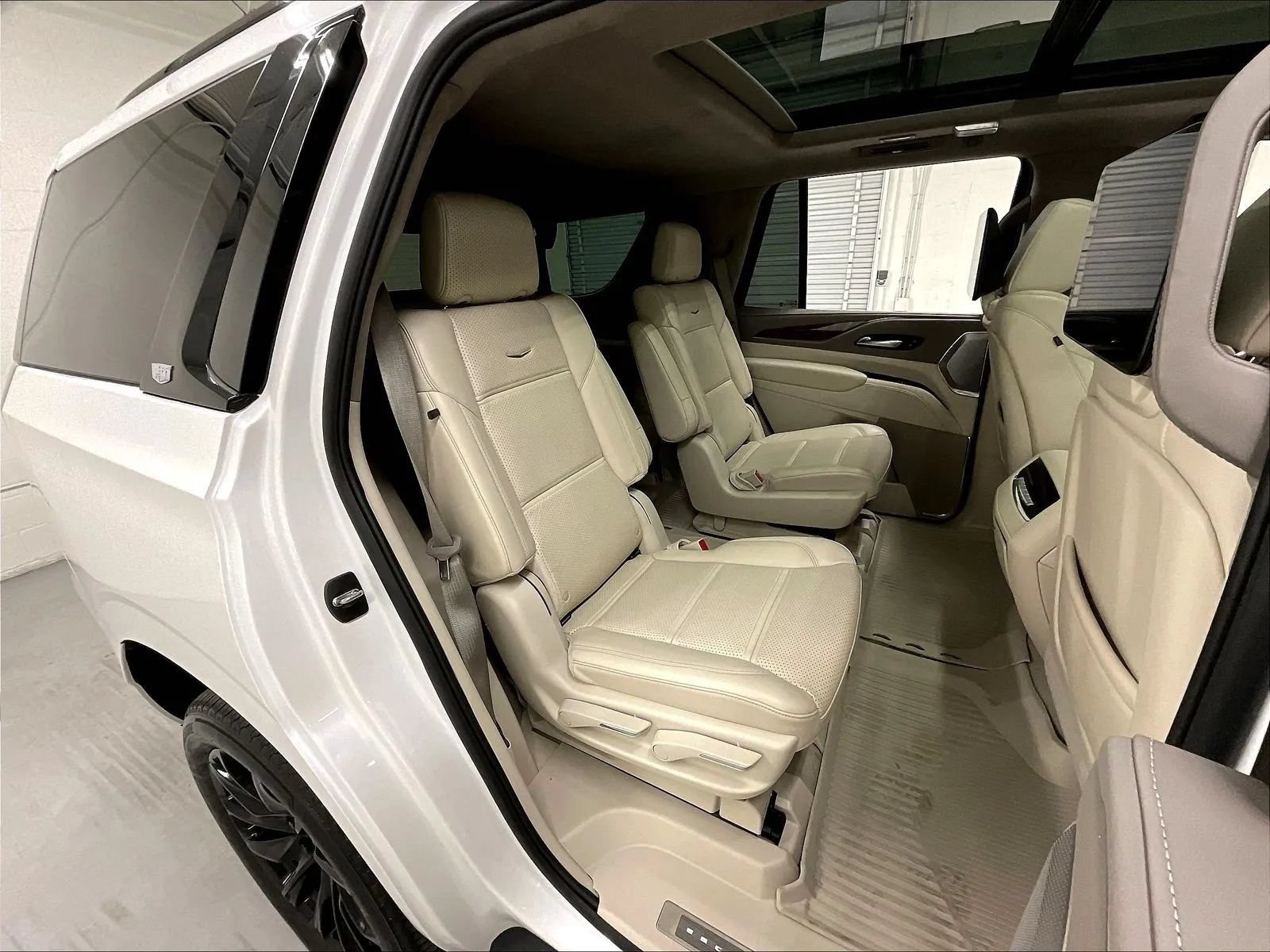 Used 2024 Cadillac Escalade Sport Platinum w/ LPO, ONYX Package AWD/4WD image 16