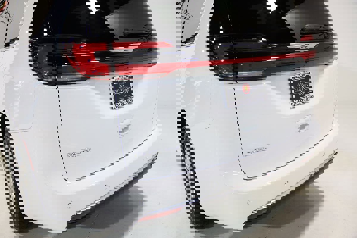 Used 2024 Chrysler Pacifica Touring-L image 18