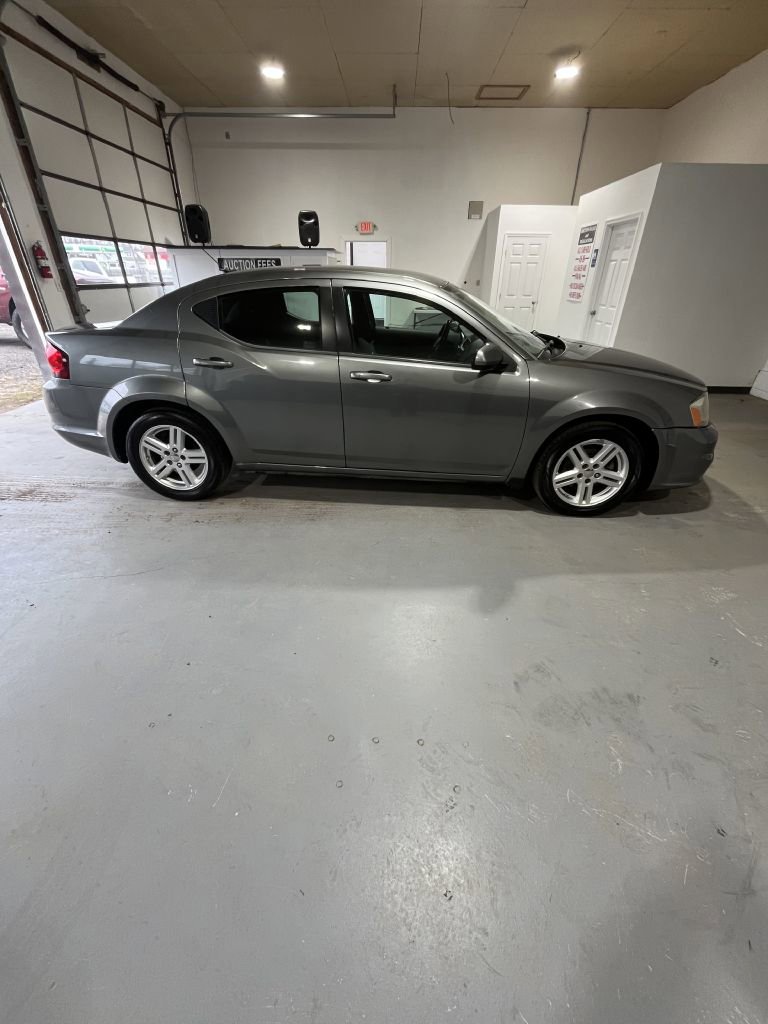 Used 2013 Dodge Avenger SXT image 2