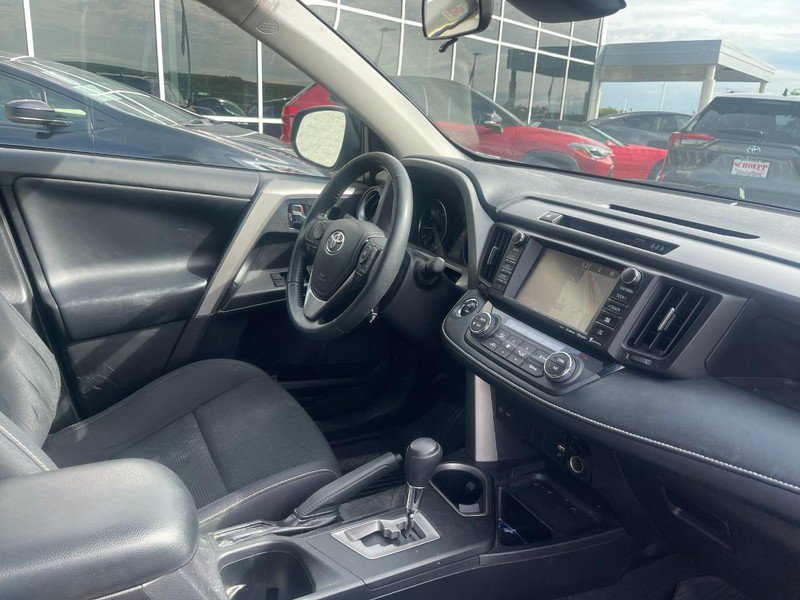 Used 2018 Toyota RAV4 XLE AWD/4WD image 2