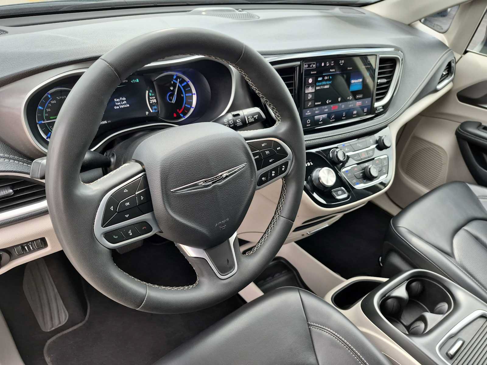 Used 2023 Chrysler Pacifica Touring-L FWD image 2
