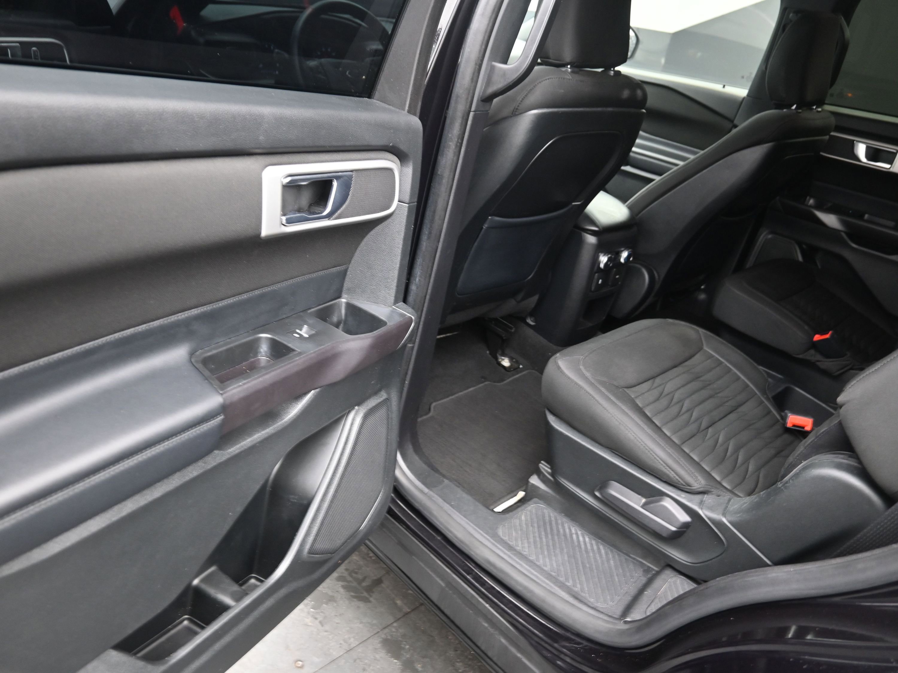 Used 2020 Ford Explorer XLT w/ Class III Trailer Tow Package image 19