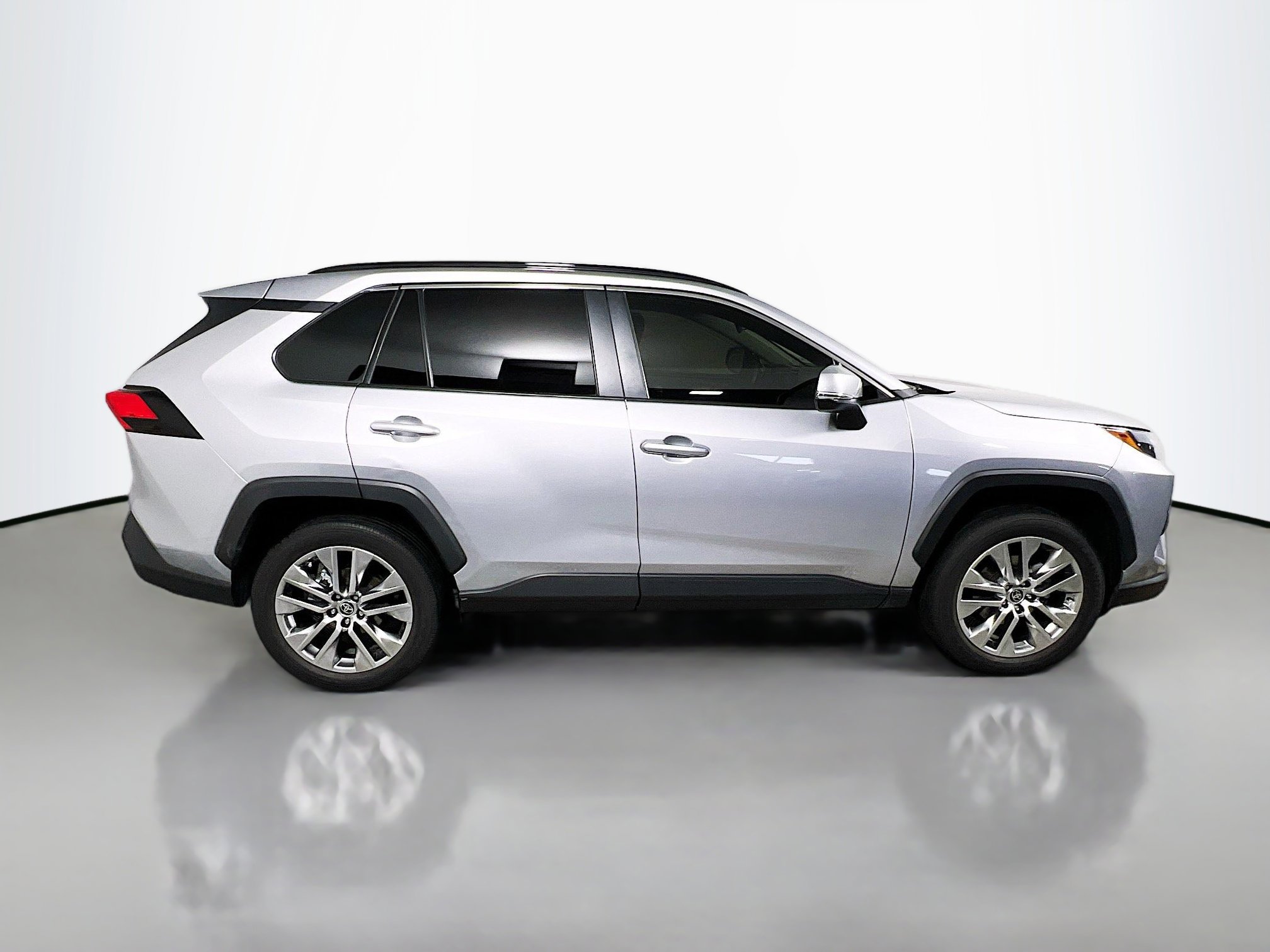 Used 2022 Toyota RAV4 XLE Premium image 3