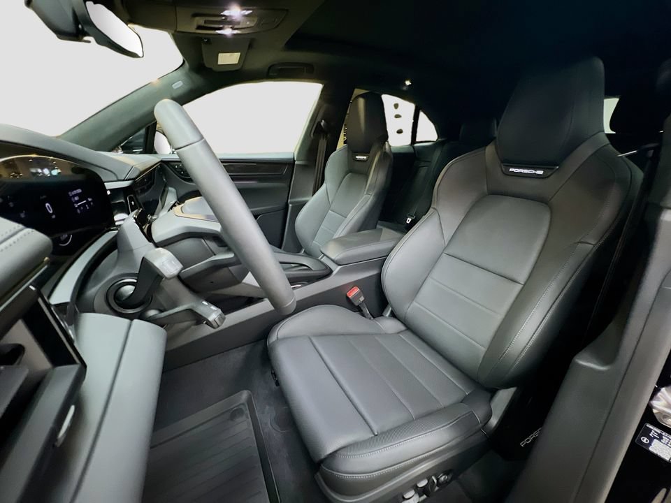 New 2026 Porsche Macan Turbo Electric AWD/4WD image 5