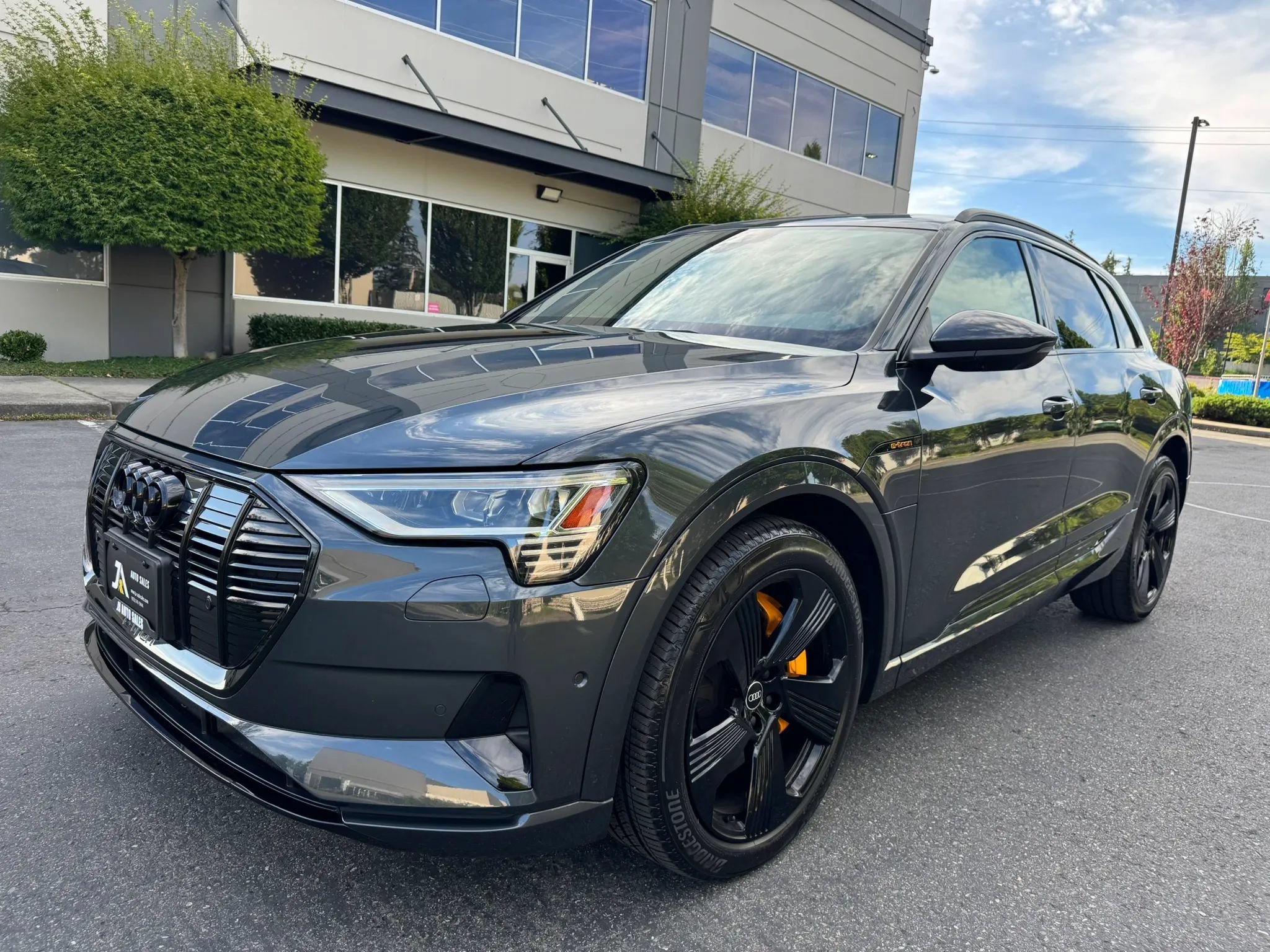 Used 2022 Audi e-tron Premium Plus w/ Premium Plus Package AWD/4WD image 4