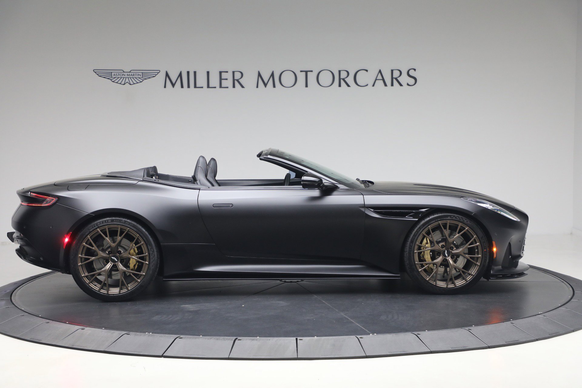 Used 2024 Aston Martin DB12 Convertible RWD image 9