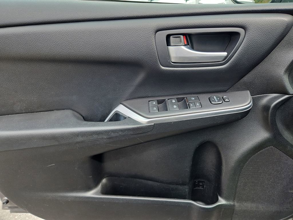 Used 2017 Toyota Camry SE image 21