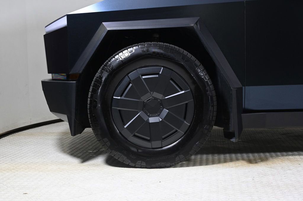 Used 2024 Tesla Cybertruck AWD Crew Cab image 21