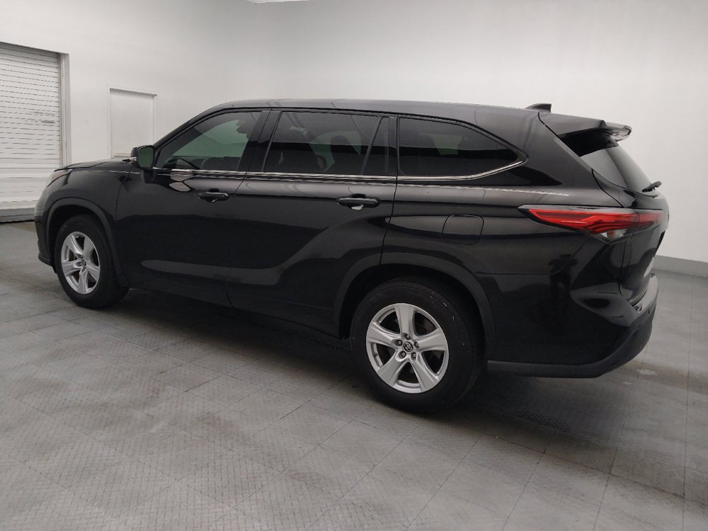 Used 2021 Toyota Highlander L FWD image 3