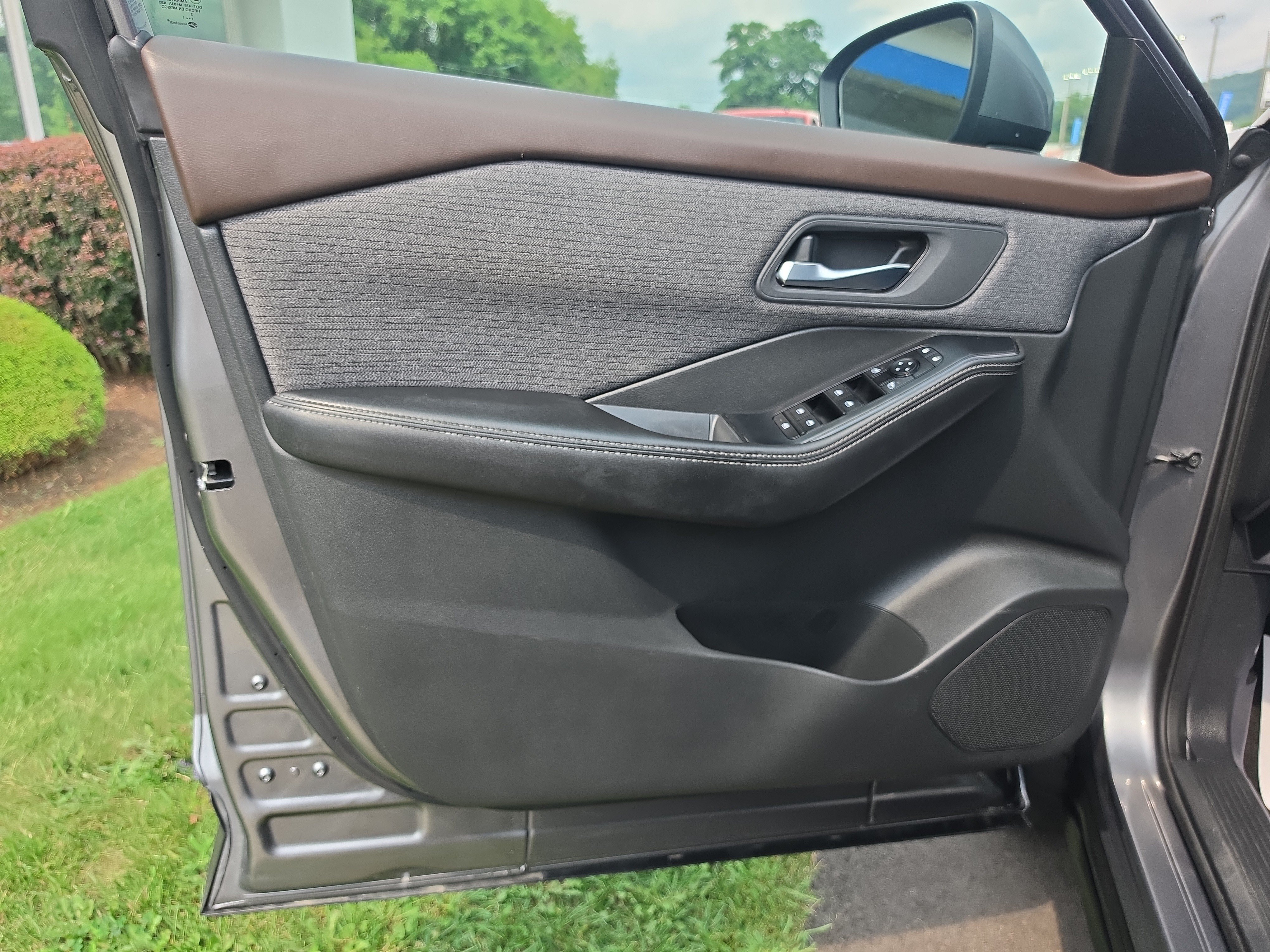 Used 2021 Nissan Rogue SV AWD/4WD image 16