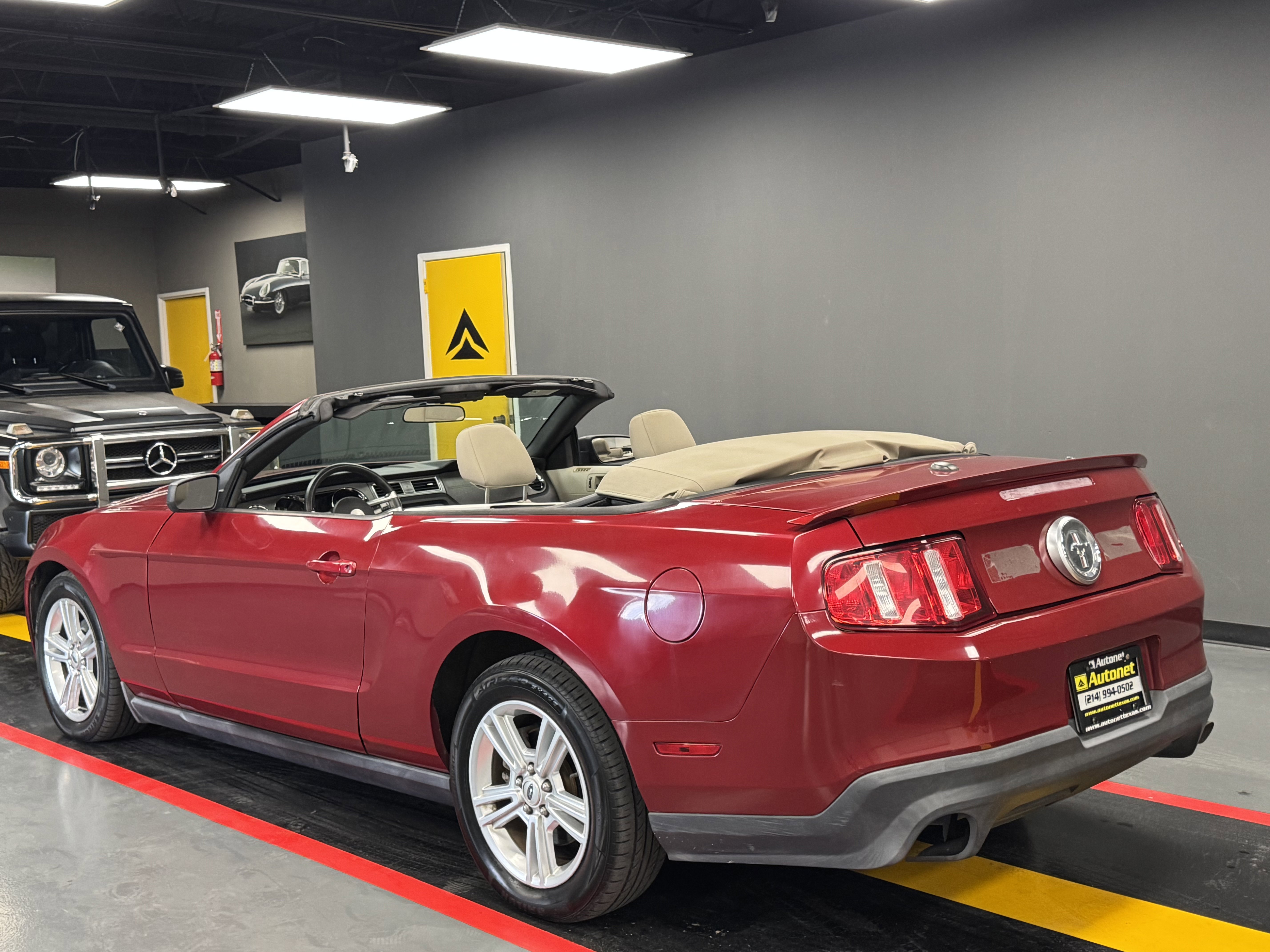 Used 2010 Ford Mustang Convertible image 4