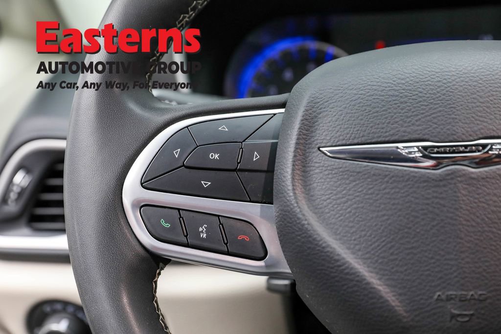Used 2023 Chrysler Pacifica Touring-L FWD image 15