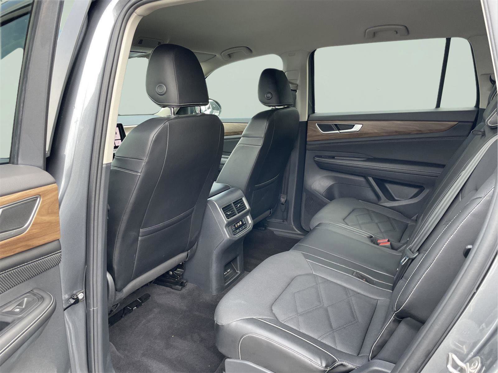 Used 2024 Volkswagen Atlas SE image 14