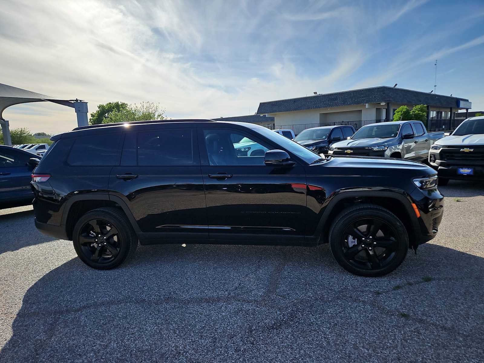 Used 2025 Jeep Grand Cherokee L Laredo image 9