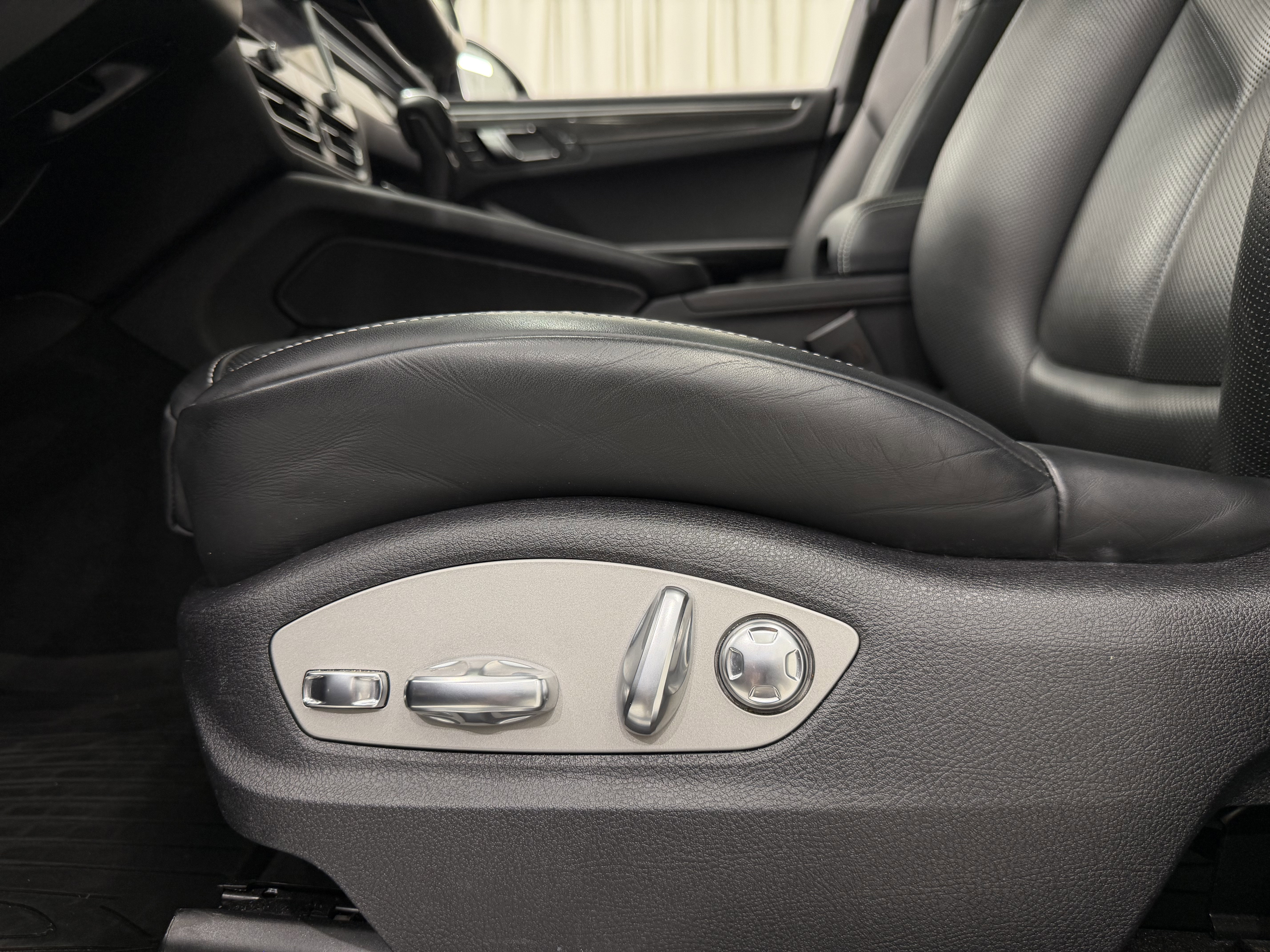 Certified 2022 Porsche Macan S AWD/4WD image 34