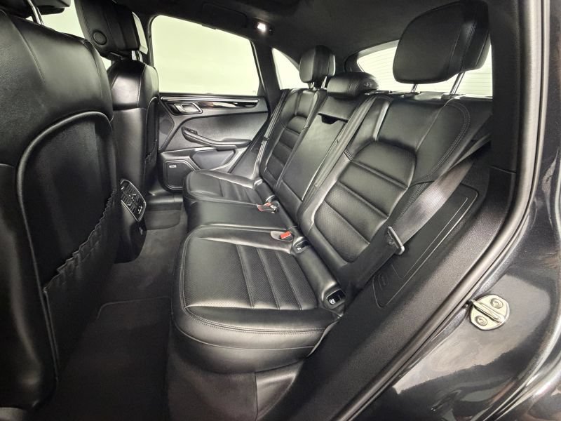 Used 2018 Porsche Macan Turbo AWD/4WD image 23