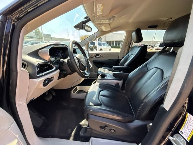 Used 2023 Chrysler Pacifica Touring-L FWD image 9