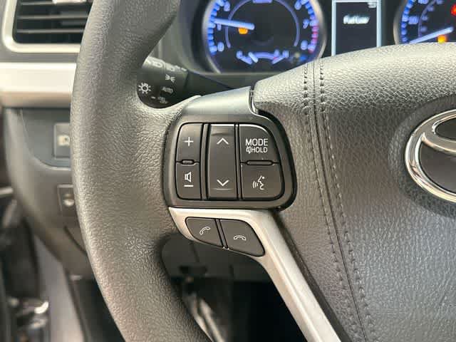 Used 2019 Toyota Highlander LE AWD/4WD image 8