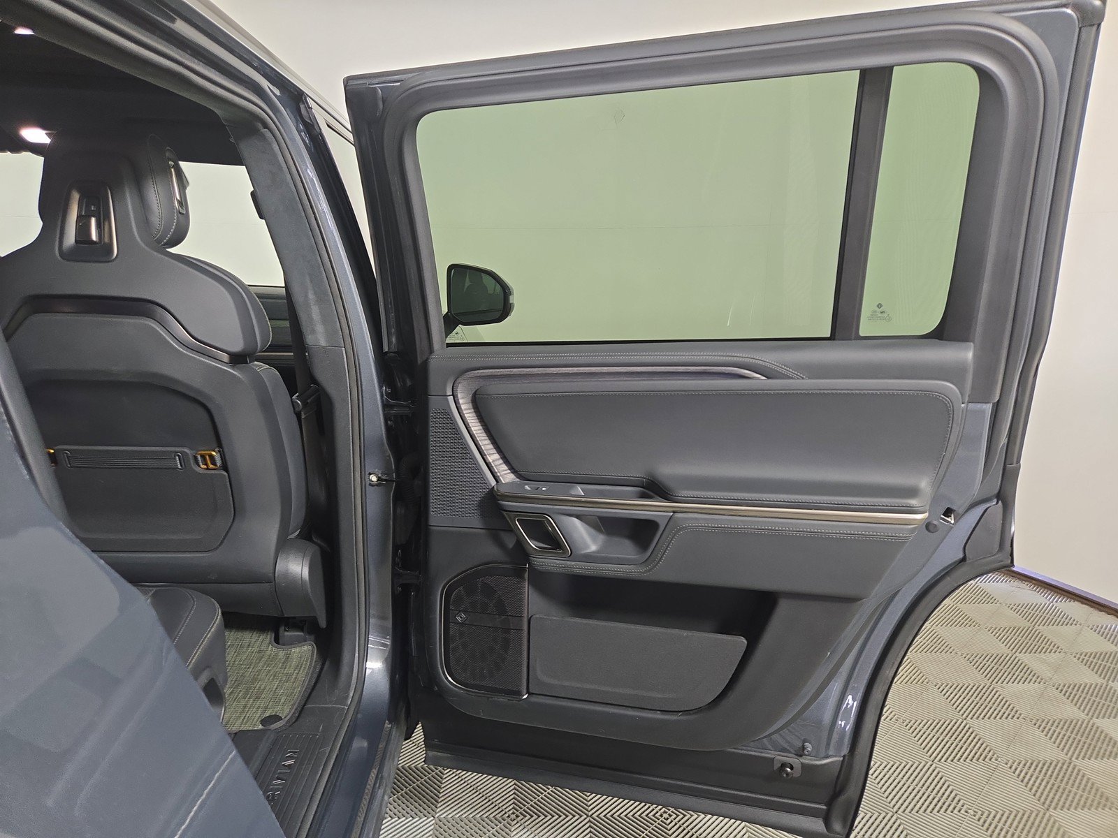 Used 2024 Rivian R1S Adventure AWD/4WD image 19